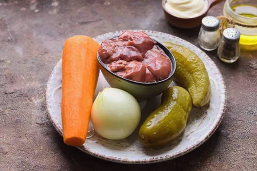 Салат с куриной печенью, солеными огурцами, морковью и луком