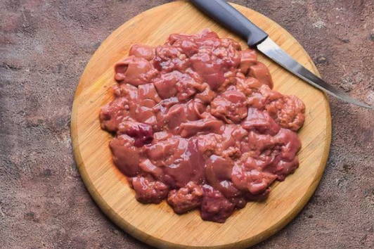 Салат с куриной печенью, солеными огурцами, морковью и луком
