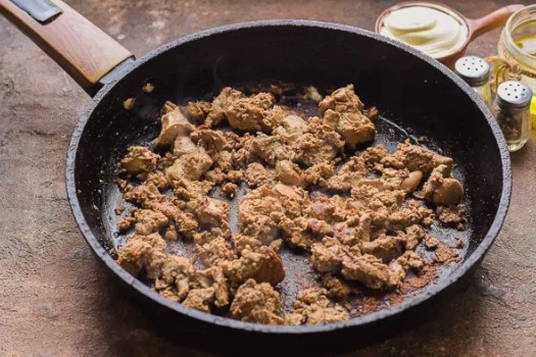 Салат с куриной печенью, солеными огурцами, морковью и луком