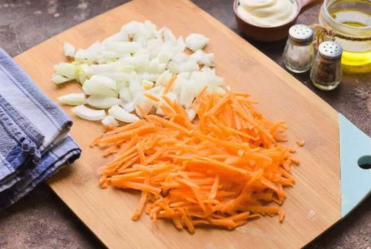 Салат с куриной печенью, солеными огурцами, морковью и луком