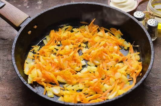 Салат с куриной печенью, солеными огурцами, морковью и луком