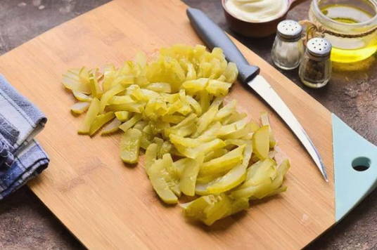 Салат с куриной печенью, солеными огурцами, морковью и луком