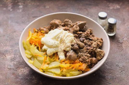 Салат с куриной печенью, солеными огурцами, морковью и луком