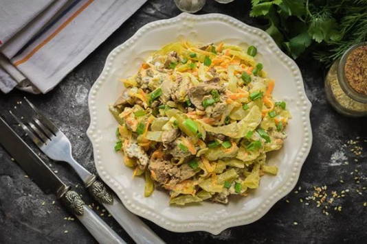 Салат с куриной печенью, солеными огурцами, морковью и луком