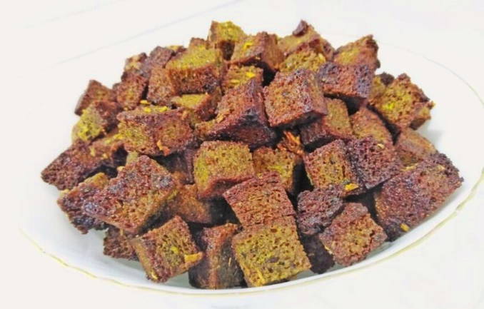 Сухарики из черного хлеба с чесноком в духовке