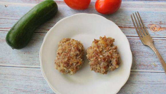 Котлеты из фарша с картошкой на сковороде
