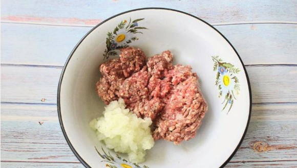 Котлеты из фарша с картошкой на сковороде