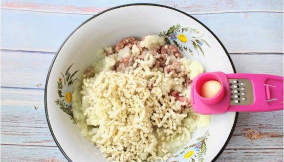 Котлеты из фарша с картошкой на сковороде