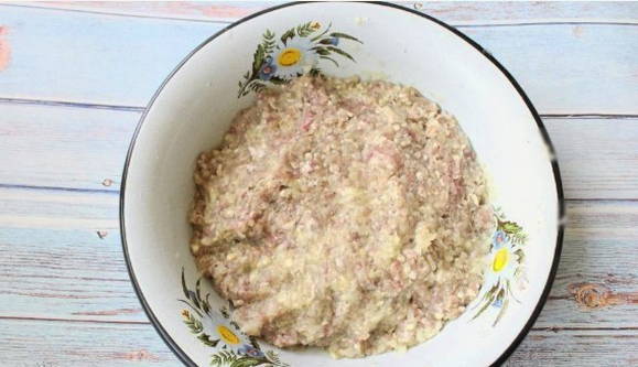 Котлеты из фарша с картошкой на сковороде