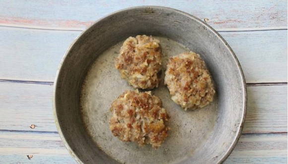 Котлеты из фарша с картошкой на сковороде
