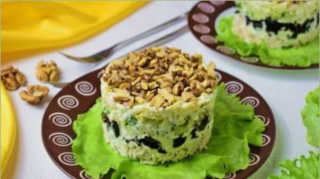 Салат с курицей, черносливом и огурцом