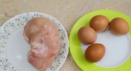 Салат с курицей, черносливом и огурцом