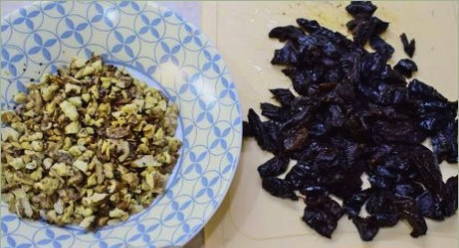 Салат с курицей, черносливом и огурцом