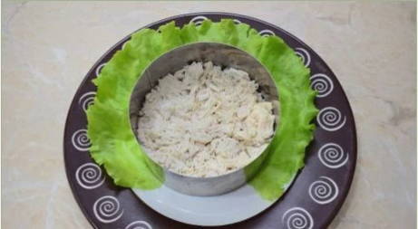 Салат с курицей, черносливом и огурцом