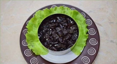 Салат с курицей, черносливом и огурцом