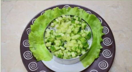 Салат с курицей, черносливом и огурцом