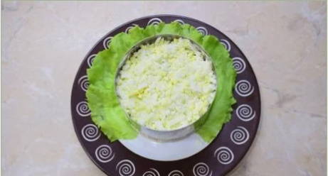 Салат с курицей, черносливом и огурцом