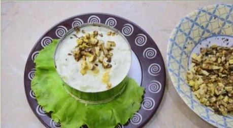 Салат с курицей, черносливом и огурцом