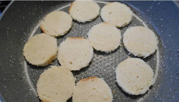 Гренки со шпротами Гренки со шпротами