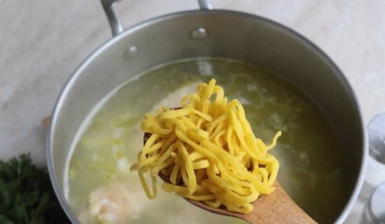 Домашняя лапша с курицей Домашняя лапша с курицей