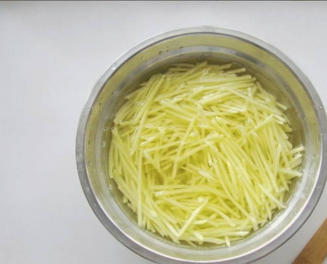 Салат «Муравейник» с курицей и картофельной соломкой Салат «Муравейник» с курицей и картофельной соломкой