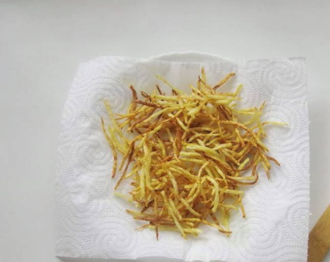 Салат «Муравейник» с курицей и картофельной соломкой Салат «Муравейник» с курицей и картофельной соломкой