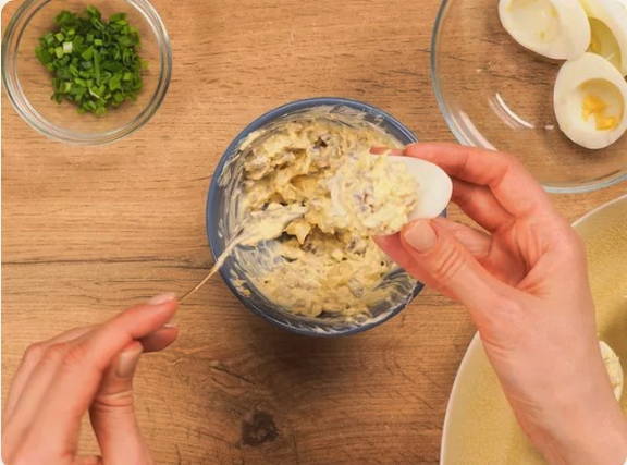 Фаршированные яйца грибами