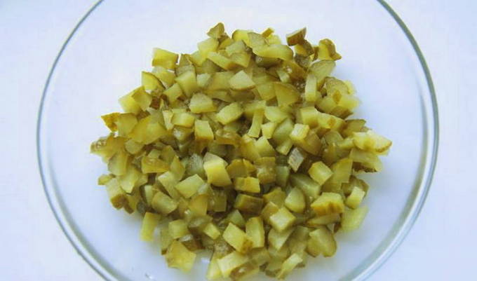 Салат с солеными огурцами и яйцами Салат с солеными огурцами и яйцами