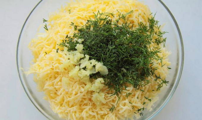 Салат с солеными огурцами и яйцами Салат с солеными огурцами и яйцами