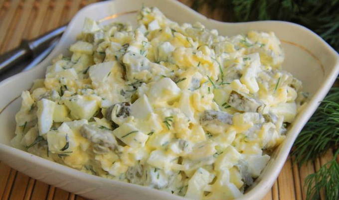 Салат с солеными огурцами и яйцами Салат с солеными огурцами и яйцами