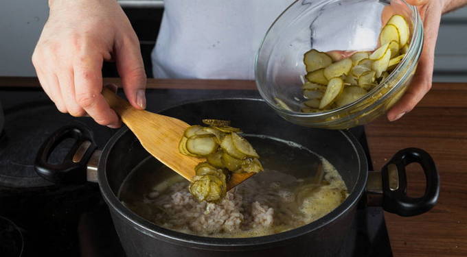 Рассольник с солеными огурцами и перловкой