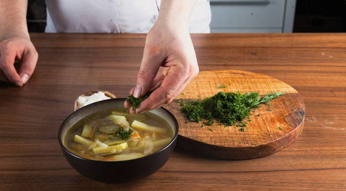 Рассольник с солеными огурцами и перловкой