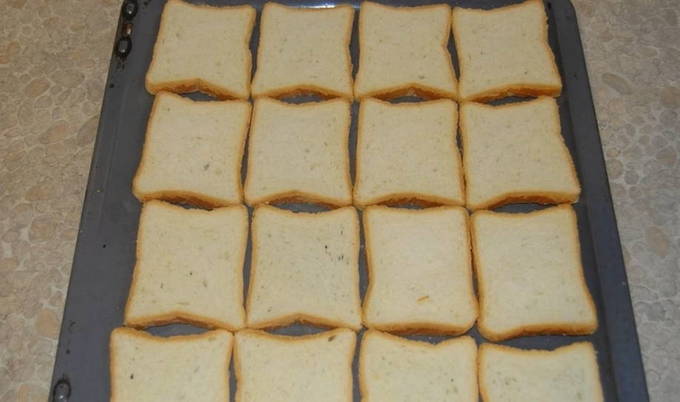 Горячие бутерброды на батоне с колбасой и сыром в духовке Горячие бутерброды на батоне с колбасой и сыром в духовке