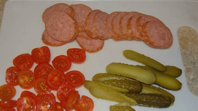 Горячие бутерброды на батоне с колбасой и сыром в духовке Горячие бутерброды на батоне с колбасой и сыром в духовке