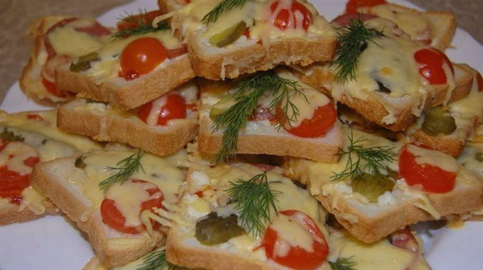 Горячие бутерброды на батоне с колбасой и сыром в духовке Горячие бутерброды на батоне с колбасой и сыром в духовке