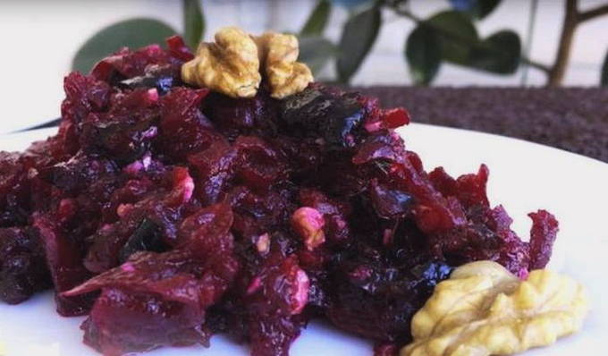 Салат из свеклы с черносливом и грецким орехом