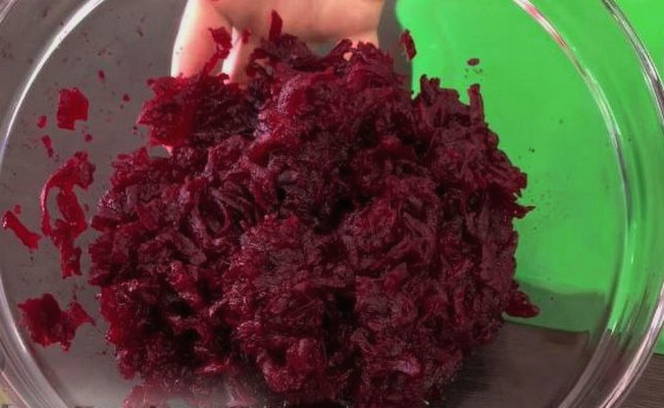 Салат из свеклы с черносливом и грецким орехом