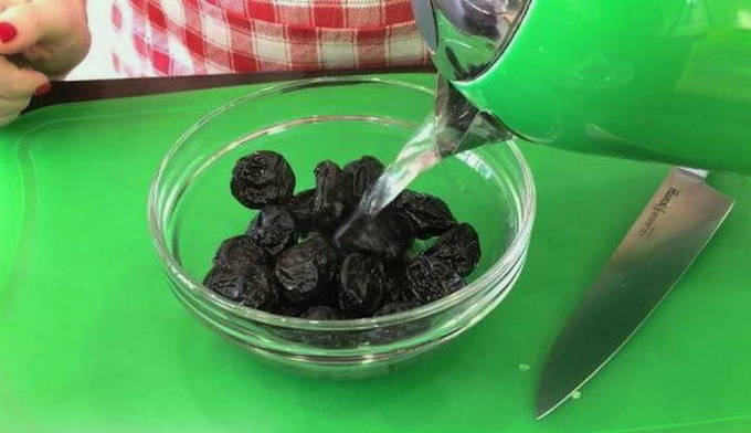 Салат из свеклы с черносливом и грецким орехом