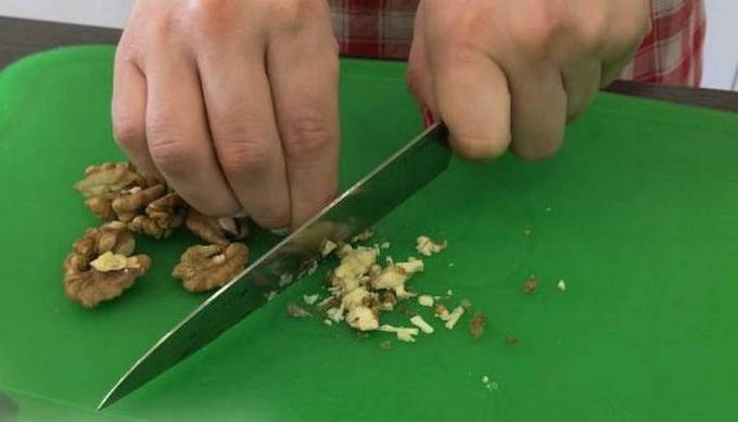 Салат из свеклы с черносливом и грецким орехом