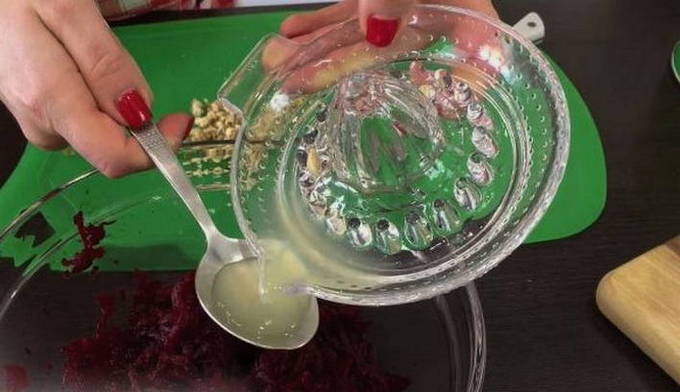 Салат из свеклы с черносливом и грецким орехом