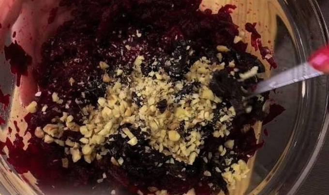 Салат из свеклы с черносливом и грецким орехом