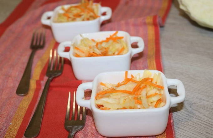 Салат из свежей капусты, моркови с уксусом и маслом, как в столовой Салат из свежей капусты, моркови с уксусом и маслом, как в столовой