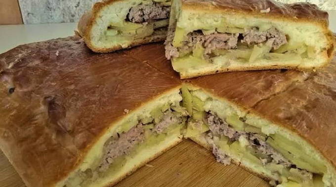 Пирог из дрожжевого теста с мясом и картошкой в духовке