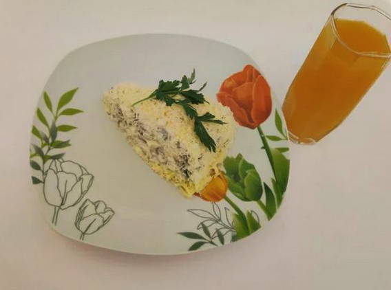 Салат с курицей, жареными шампиньонами и сыром