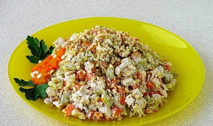Салат с курицей и грецкими орехами