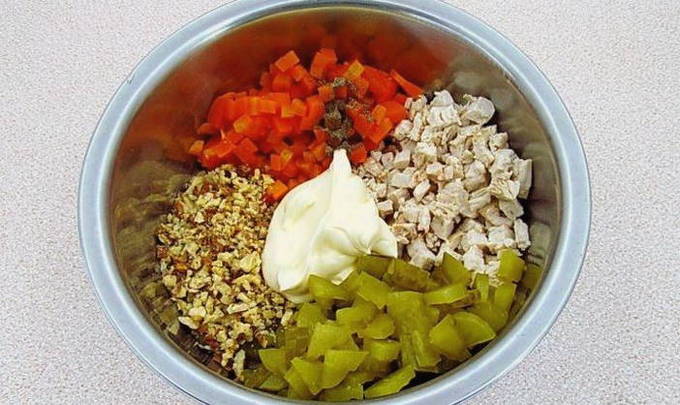 Салат с курицей и грецкими орехами