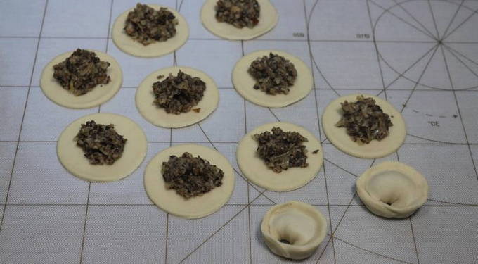 Пельмени с грибами Пельмени с грибами