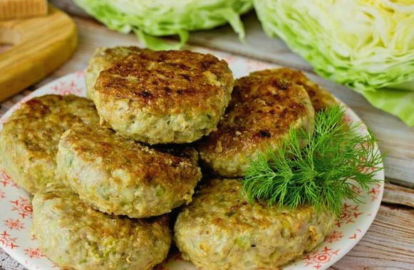 Котлеты с капустой и фаршем на сковороде