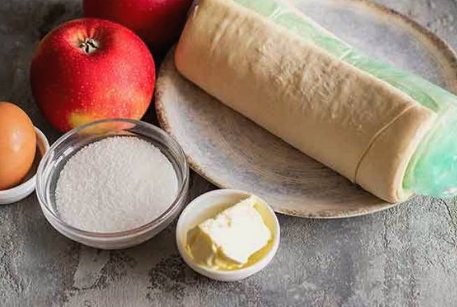 Пирожки из слоеного теста с яблоками в духовке