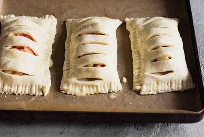 Пирожки из слоеного теста с яблоками в духовке